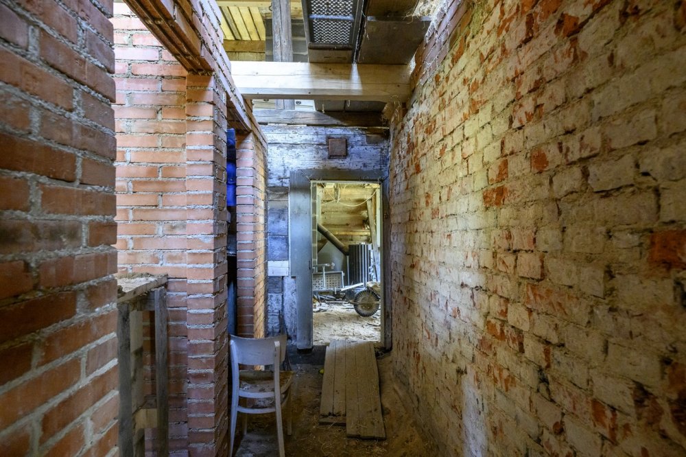 Na Děčínsku opravují podstávkový dům, architektura má v kraji lákat turisty