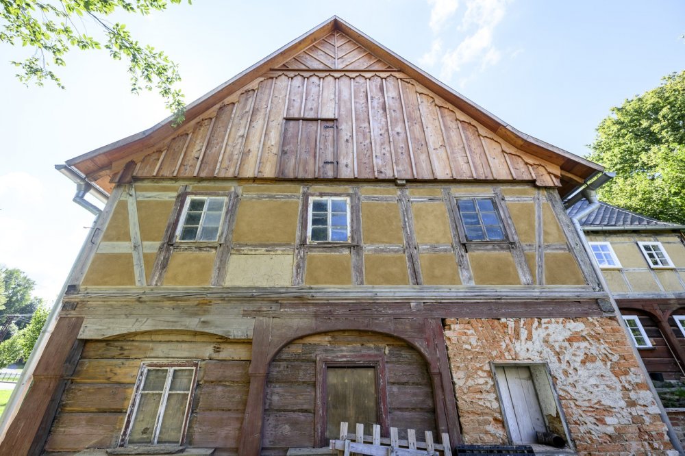Na Děčínsku opravují podstávkový dům, architektura má v kraji lákat turisty