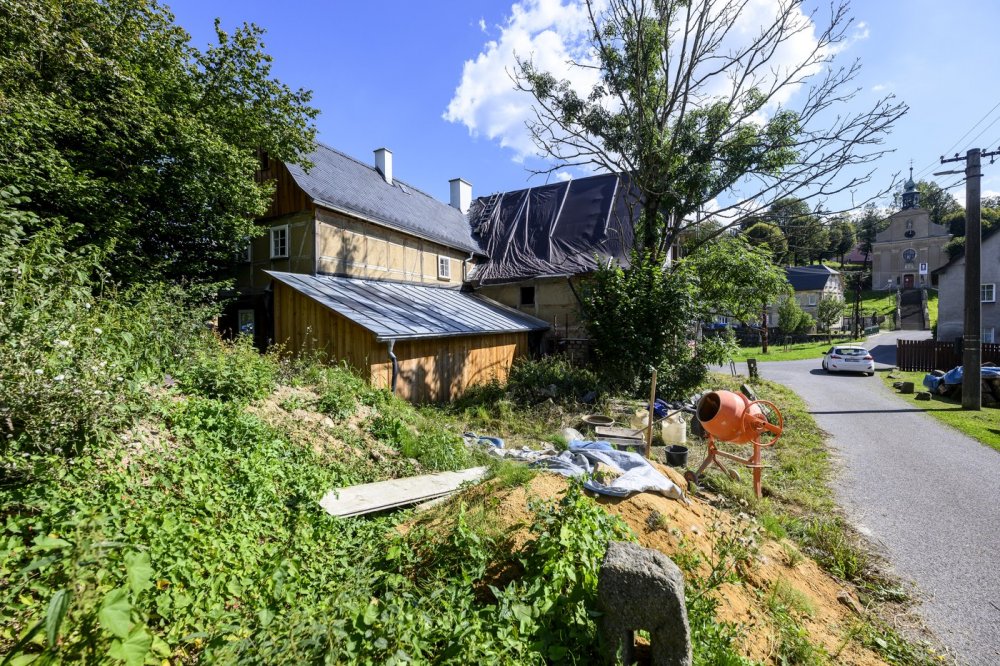 Na Děčínsku opravují podstávkový dům, architektura má v kraji lákat turisty