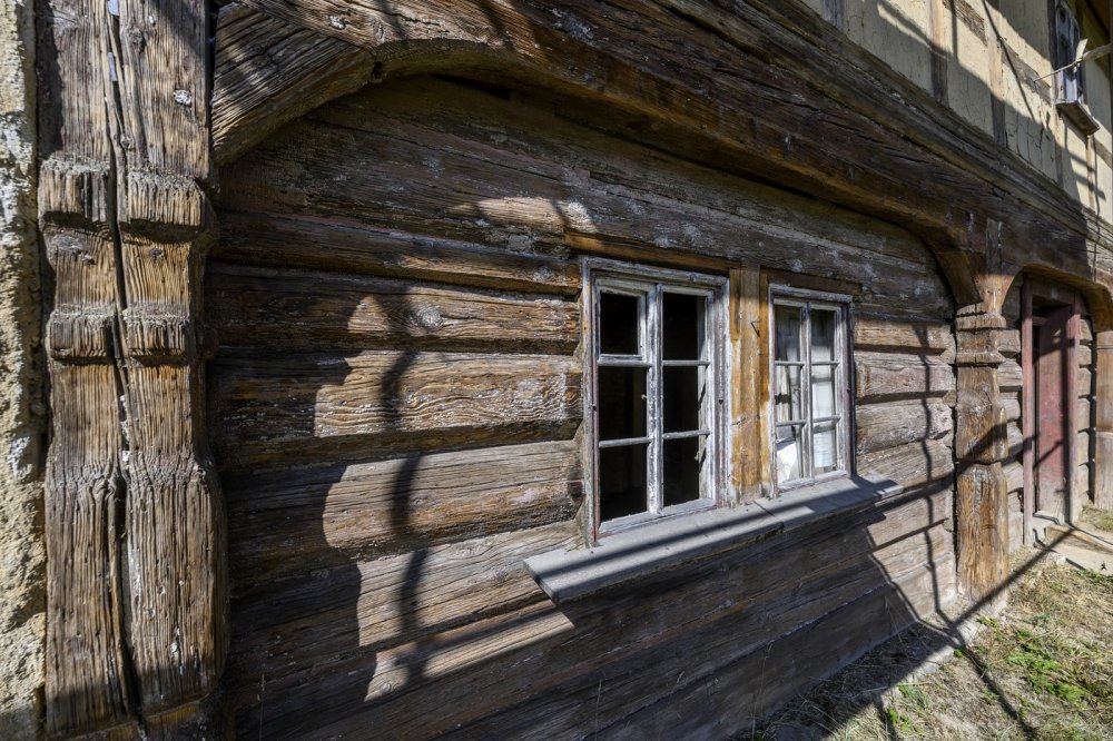 Na Děčínsku opravují podstávkový dům, architektura má v kraji lákat turisty