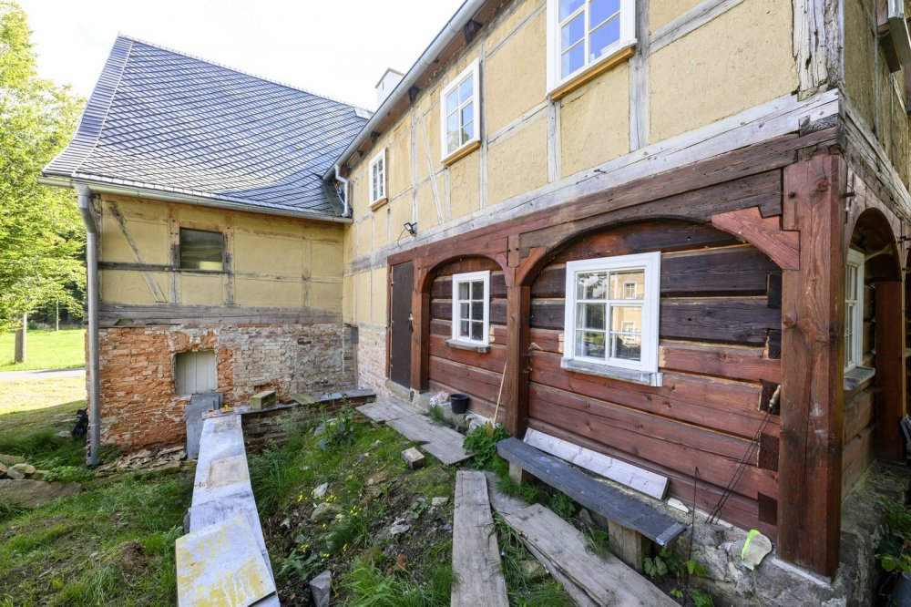 Na Děčínsku opravují podstávkový dům, architektura má v kraji lákat turisty