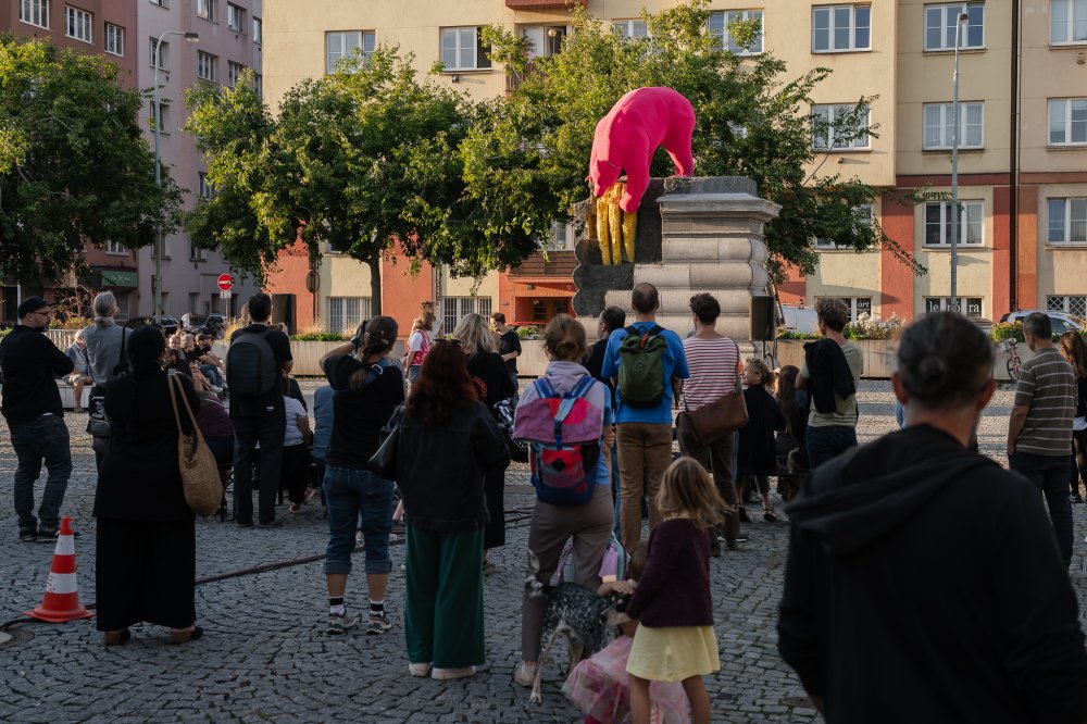Holešovická tržnice získala nové umělecké dílo  – sousoší Trh a jatka od Adama Trbuška a Artura Magrota