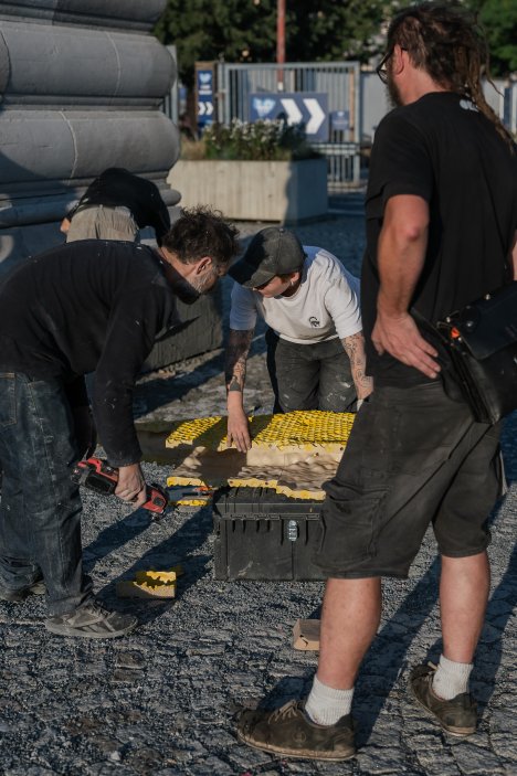Holešovická tržnice získala nové umělecké dílo  – sousoší Trh a jatka od Adama Trbuška a Artura Magrota