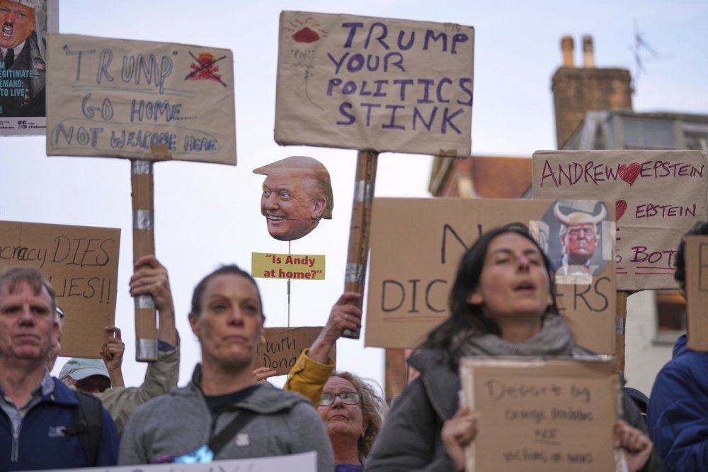 Trump u krále Karla III.: Velkolepé přijetí kalí protesty