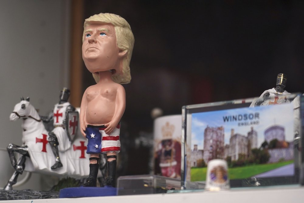 Trump u krále Karla III.: Velkolepé přijetí kalí protesty