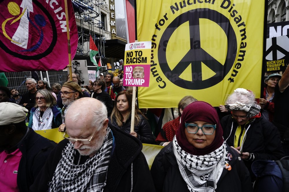 Trump u krále Karla III.: Velkolepé přijetí kalí protesty