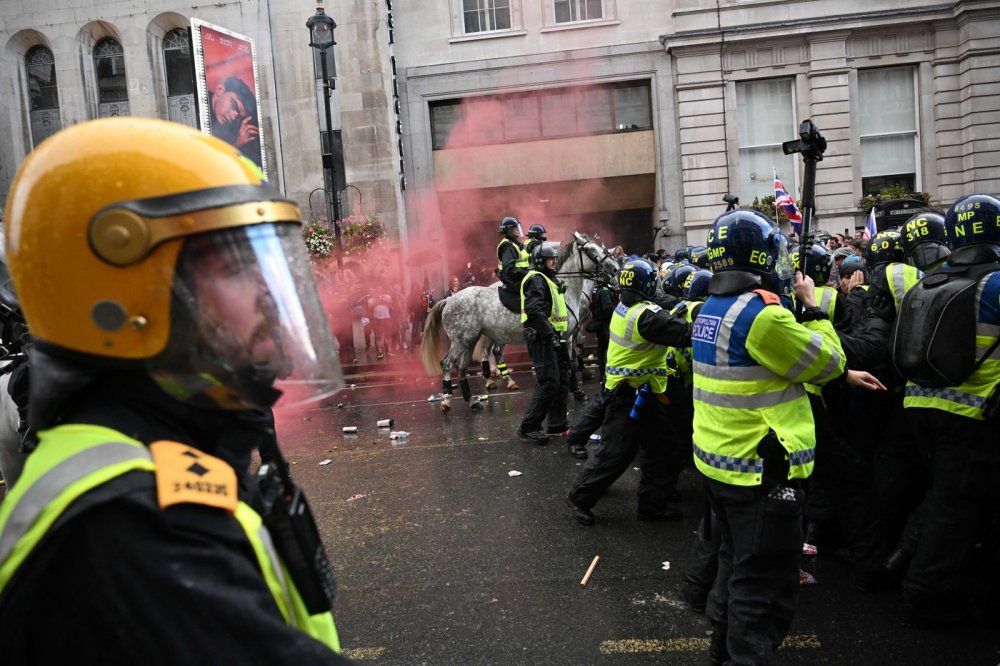 Střety mezi policií a demonstranty propukly poté, co tisíce lidí prošly centrem Londýna při shromáždění nazvaném „Unite the Kingdom“, které uspořádal krajně pravicový aktivista Tommy Robinson na protest proti vládě.