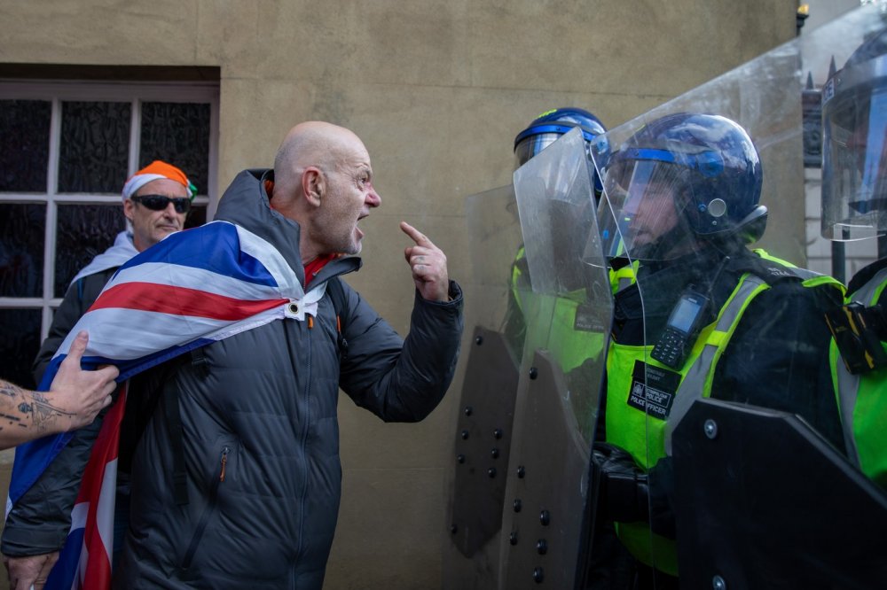 Střety mezi policií a demonstranty propukly poté, co tisíce lidí prošly centrem Londýna při shromáždění nazvaném „Unite the Kingdom“, které uspořádal krajně pravicový aktivista Tommy Robinson na protest proti vládě.
