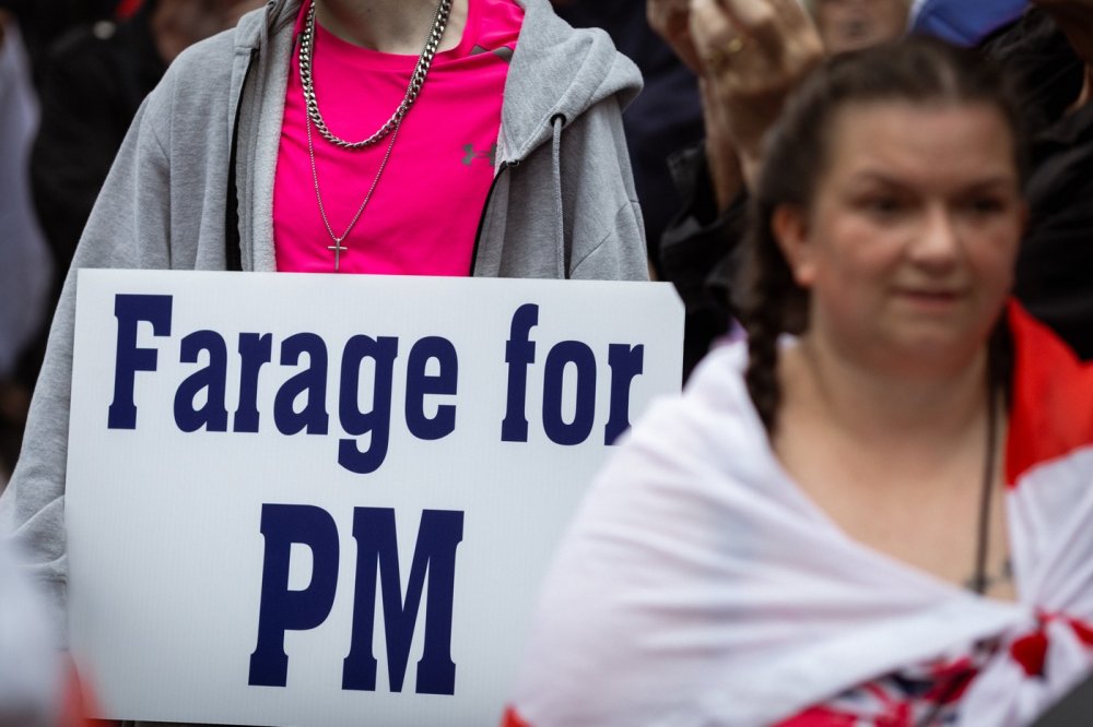 Střety mezi policií a demonstranty propukly poté, co tisíce lidí prošly centrem Londýna při shromáždění nazvaném „Unite the Kingdom“, které uspořádal krajně pravicový aktivista Tommy Robinson na protest proti vládě.