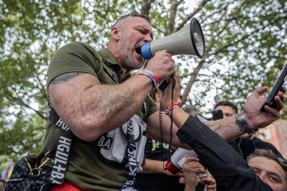 Střety mezi policií a demonstranty propukly poté, co tisíce lidí prošly centrem Londýna při shromáždění nazvaném „Unite the Kingdom“, které uspořádal krajně pravicový aktivista Tommy Robinson na protest proti vládě.