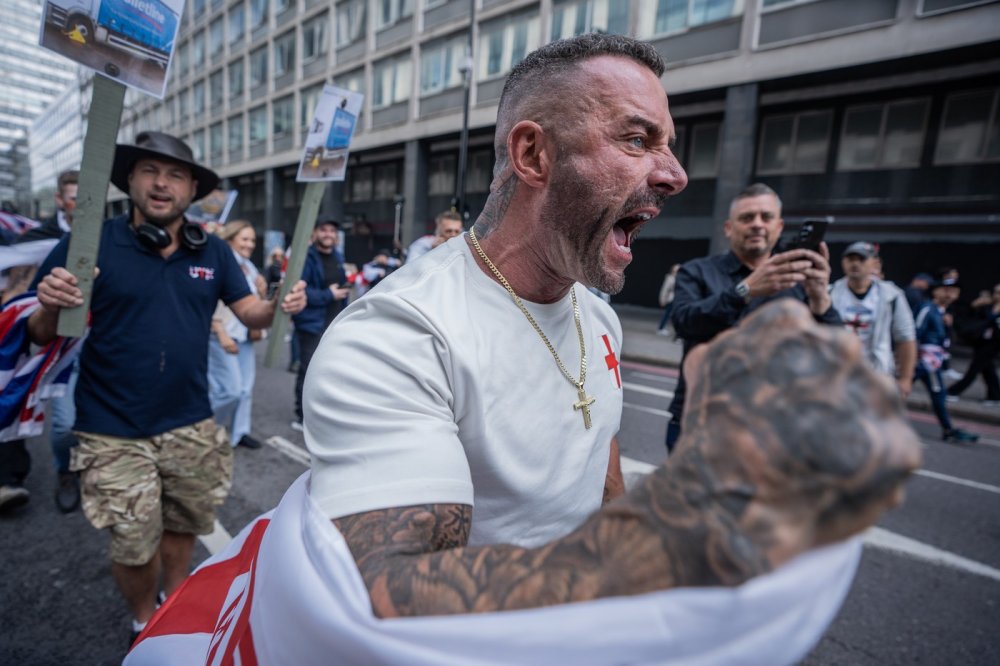 Střety mezi policií a demonstranty propukly poté, co tisíce lidí prošly centrem Londýna při shromáždění nazvaném „Unite the Kingdom“, které uspořádal krajně pravicový aktivista Tommy Robinson na protest proti vládě.