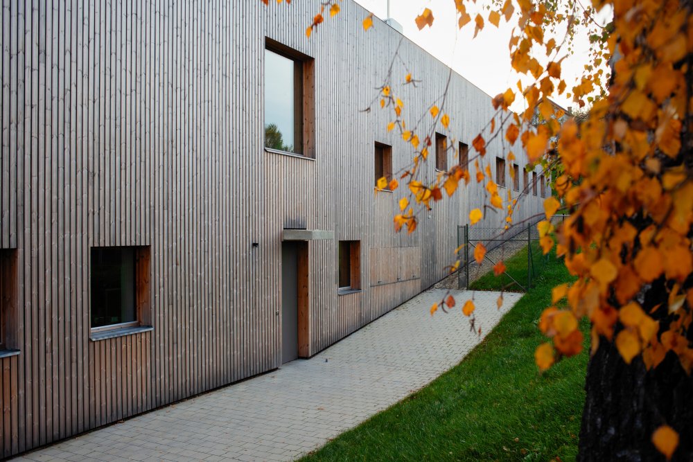 Nová mateřská škola ve Fulneku je zasazena do rozsáhlé zahrady na severu svého pozemku. 