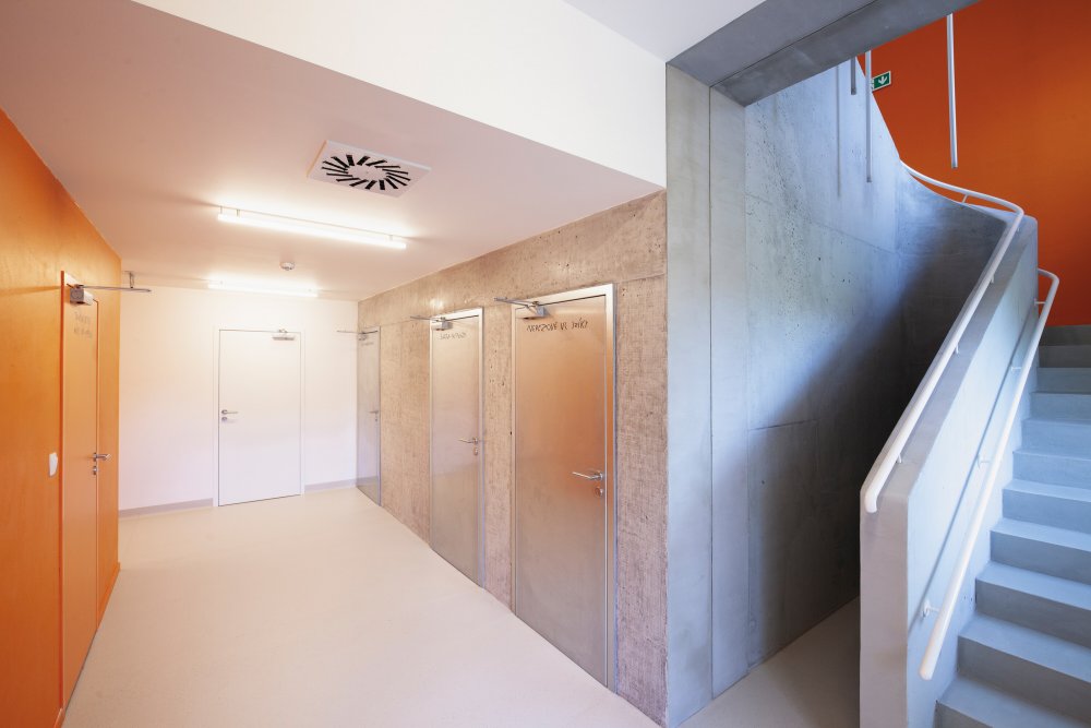 Třída samotná je pak již laděna do světlých neutrálních přírodních tónů – bílá, březová překližka a beton. 