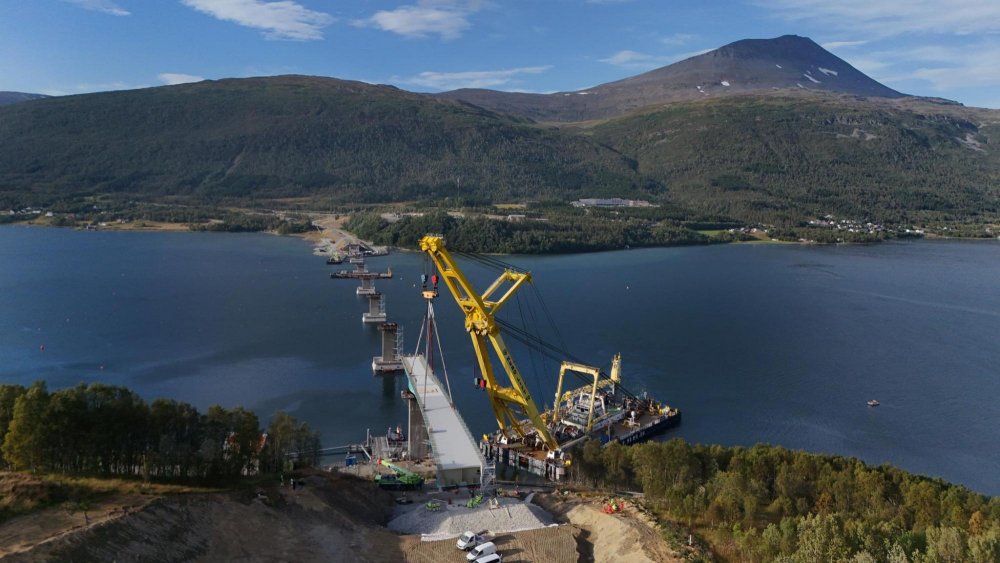 Norská dcera českého Metrostavu osazuje ocelovou konstrukci nového mostu přes Ramfojrd. Segmenty o váze přes 900 tun instaluje největší lodní jeřáb v Evropě s nosností až 2 200 tun