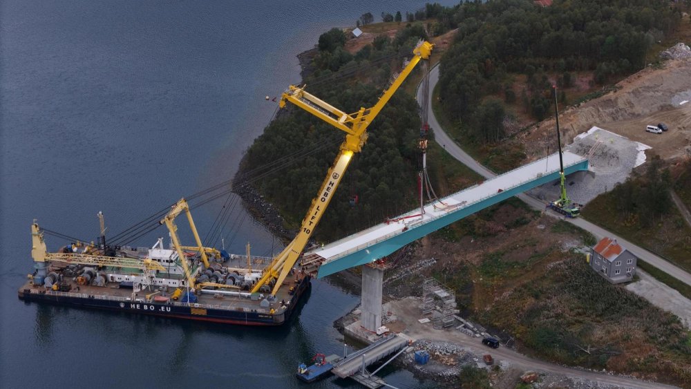 Norská dcera českého Metrostavu osazuje ocelovou konstrukci nového mostu přes Ramfojrd. Segmenty o váze přes 900 tun instaluje největší lodní jeřáb v Evropě s nosností až 2 200 tun