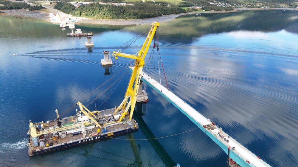 Norská dcera českého Metrostavu osazuje ocelovou konstrukci nového mostu přes Ramfojrd. Segmenty o váze přes 900 tun instaluje největší lodní jeřáb v Evropě s nosností až 2 200 tun