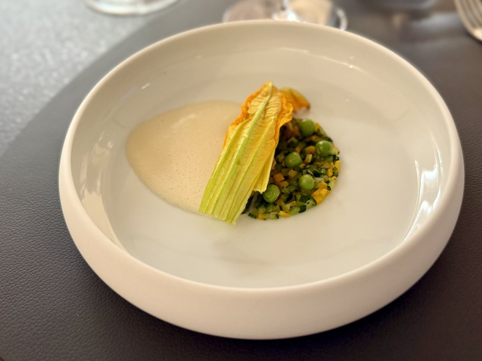 Cuketa s hráškem a mandlemi