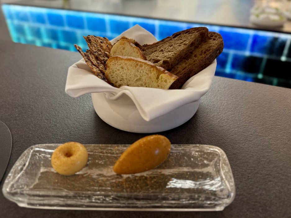 Domácí pečivo podávané s ochucenými másly