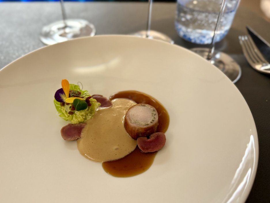 Králík s řapíkatým celerem, doplněný ledvinkami a bylinkami