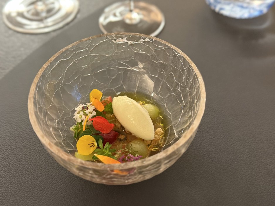 Lehký salát - rajče s jablkem, okurkou, ponzu a bylinkami