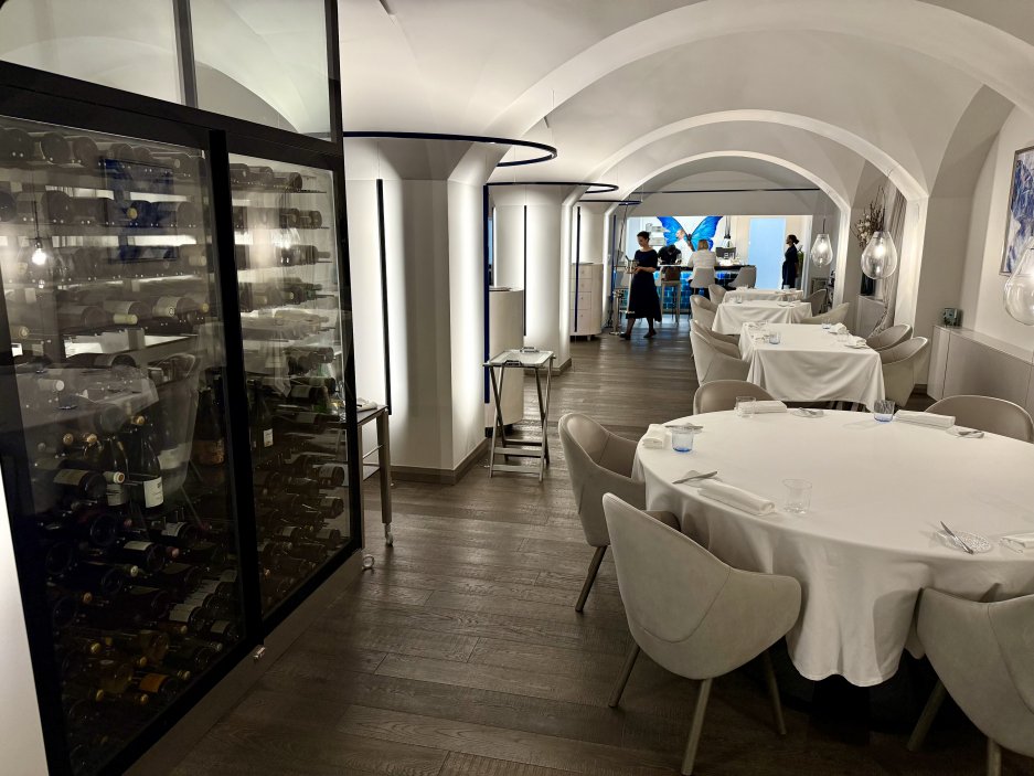 Elegantní prostory restaurace s výhledy do kuchyně