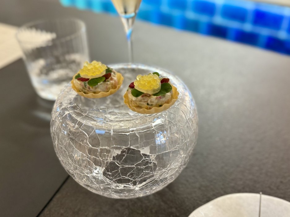 Tartaletka ze sumce, ředkvičky, šťovíku a kaviáru ze pstruha