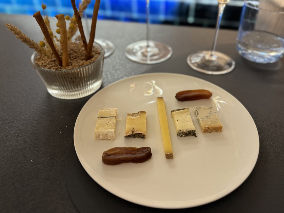 Variace sýrů, doplněná datlemi a domácími tyčinkami