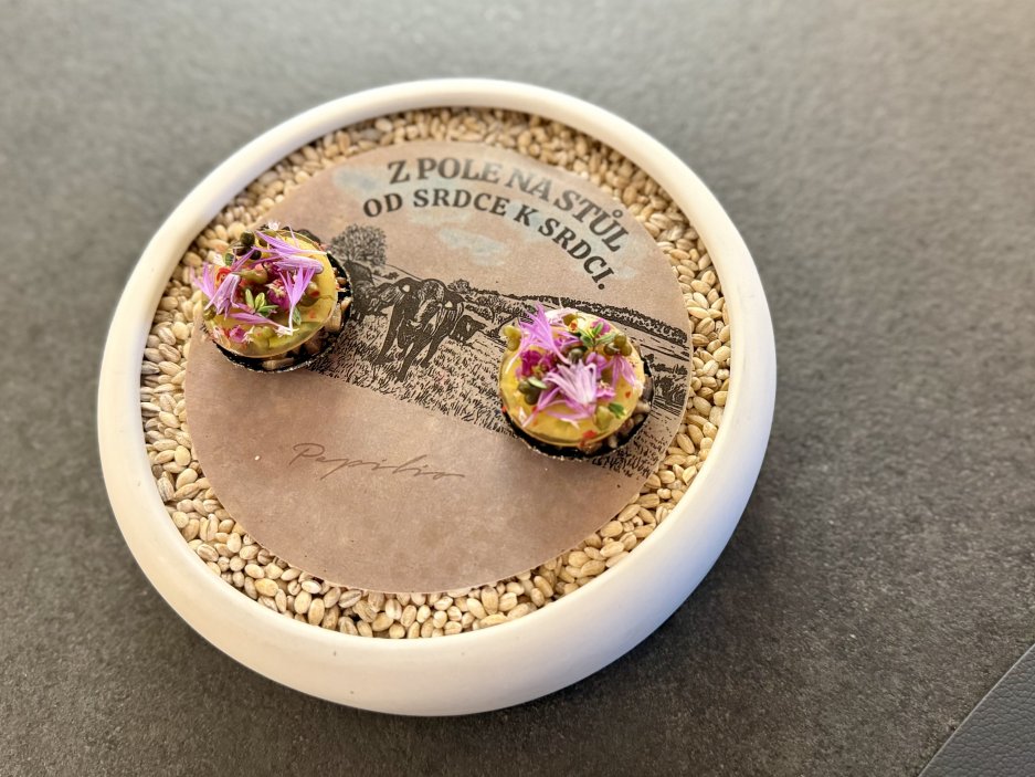 Wagyu, hovězí srdce, libečková emulze, kapary z medvědího česneku a citronový tymián