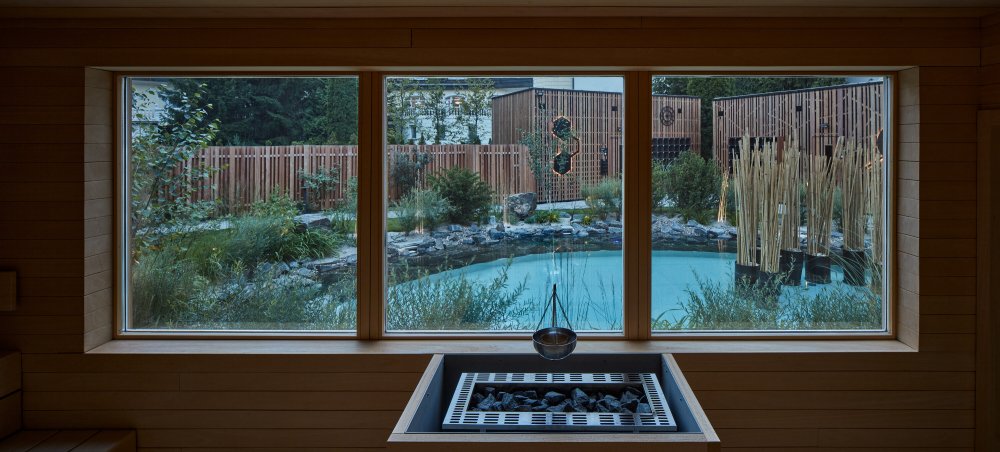 Šest druhů saun, ochlazovny a ochlazovací jezírko jsou umístěny na ploše o rozloze tři tisíce metrů čtverečních.