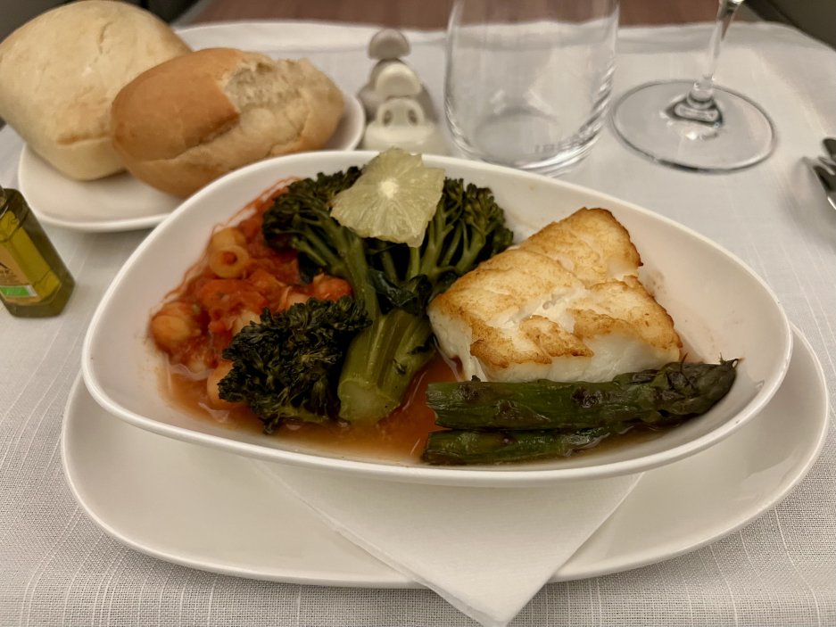 Hlavní chod – treska s brokolicí a rajčatovou omáčkou – jedna z možností večerního menu