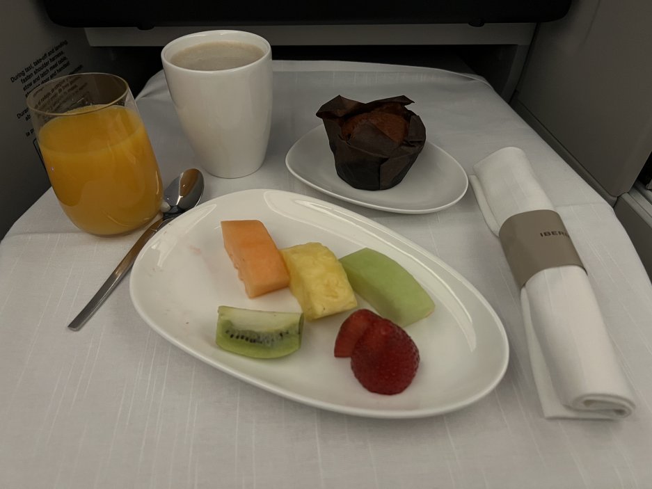 Snídaně před přistáním v Madridu – muffin, čerstvé ovoce, džus a káva
