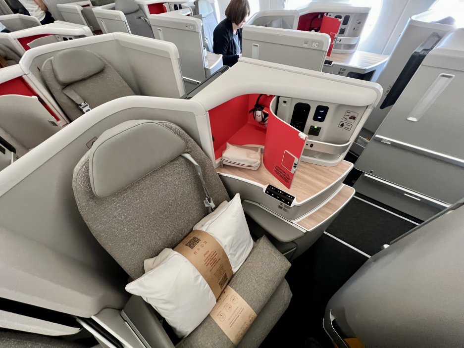 Místo 5E v business class Iberie – suite v prostřední sekci dále od uličky, ideální pro klidný spánek při cestování ve dvou