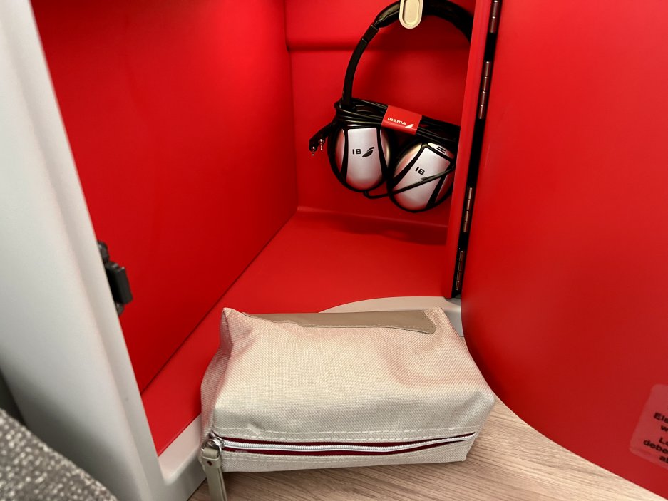 Amenitykit a sluchátka – uloženy v boční schránce s výrazným červeným designem ve stylu Iberie