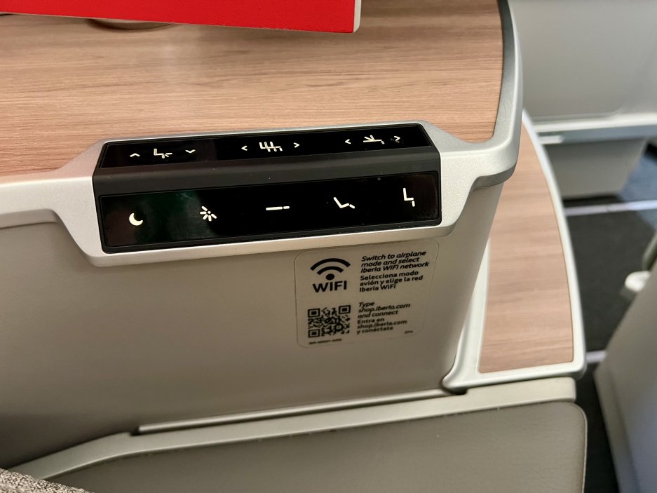 Ovládací panel sedadla – jednoduché nastavení poloh sedadla a světel