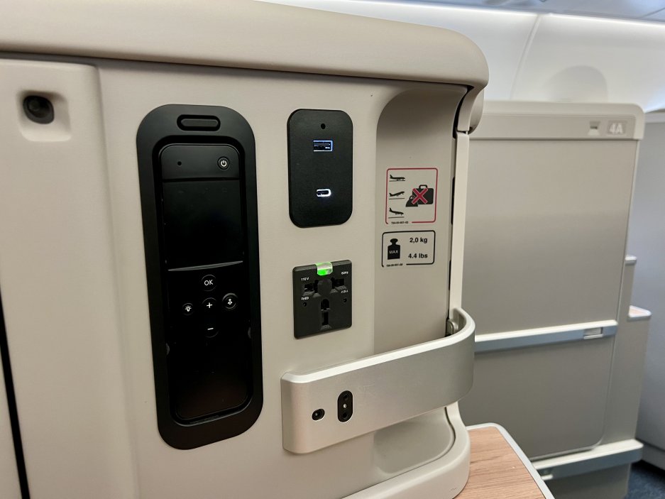 Konektory a ovládání IFE – USB A i C, klasická zásuvka a ovladač pro zábavní systém
