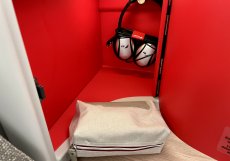 Amenitykit a sluchátka – uloženy v boční schránce s výrazným červeným designem ve stylu Iberie