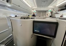 Pohled do kabiny po boardingu – nové Airbusy Iberie nabízejí moderní a čistý interiér