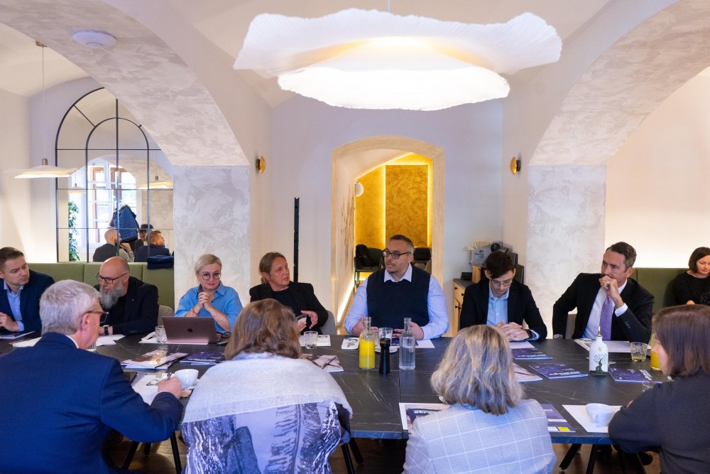 Setkání členů Realitního Clubu s Karlem Havlíčkem v restauraci Memento.