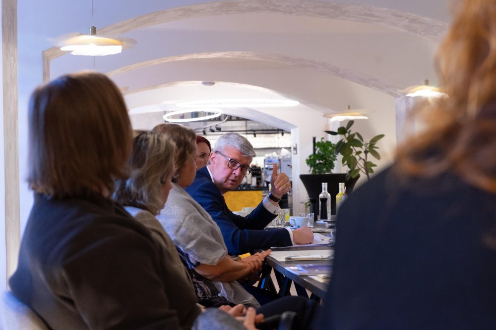 Setkání členů Realitního Clubu s Karlem Havlíčkem v restauraci Memento. Hosté diskutovali nad problematikou nedostupnosti bydlení.