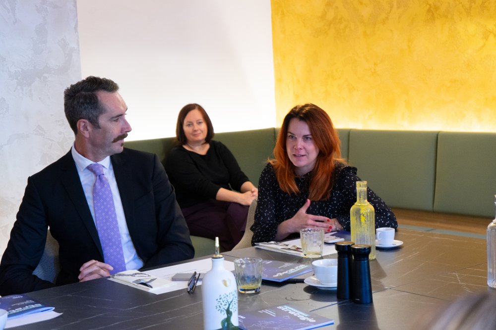 Zleva: David J. Wodinsky z Finepu a Tereza Kouklová (SFG Holding)
