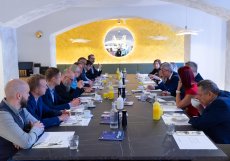 Proč je v Česku nejméně dostupné bydlení v Evropě? Co s tím dělat? Jaké priority by měla nová vláda zvolit? A jaké zvolí? Bude na stole nový stavební zákon? A bude fungovat lépe než ten aktuální?