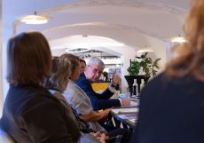 Setkání členů Realitního Clubu s Karlem Havlíčkem v restauraci Memento. Hosté diskutovali nad problematikou nedostupnosti bydlení.
