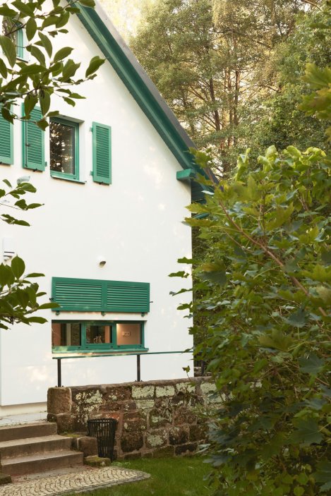 Architekti Pavel Nový a Vít Svoboda z 0,5 Studia domu ponechali tradiční formu se sedlovou střechou a bílou omítkou, přesto mu vtiskli novou identitu a posunuli jej směrem k současnému životnímu stylu.