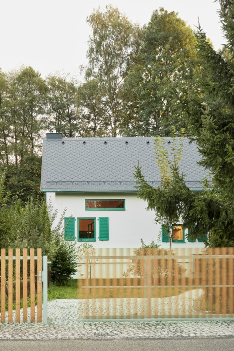 Architekti Pavel Nový a Vít Svoboda z 0,5 Studia domu ponechali tradiční formu se sedlovou střechou a bílou omítkou, přesto mu vtiskli novou identitu a posunuli jej směrem k současnému životnímu stylu.
