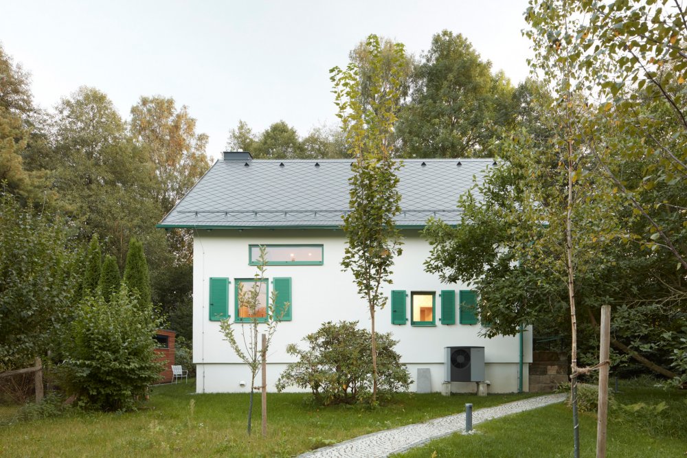 Architekti Pavel Nový a Vít Svoboda z 0,5 Studia domu ponechali tradiční formu se sedlovou střechou a bílou omítkou, přesto mu vtiskli novou identitu a posunuli jej směrem k současnému životnímu stylu.