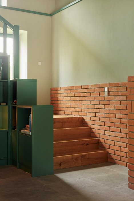 Architekti Pavel Nový a Vít Svoboda z 0,5 Studia domu ponechali tradiční formu se sedlovou střechou a bílou omítkou, přesto mu vtiskli novou identitu a posunuli jej směrem k současnému životnímu stylu.
