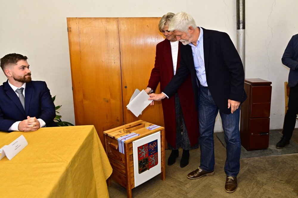 Prezident Petr Pavel s manželkou Evou odhlasoval v Černoučku na Litoměřicku.