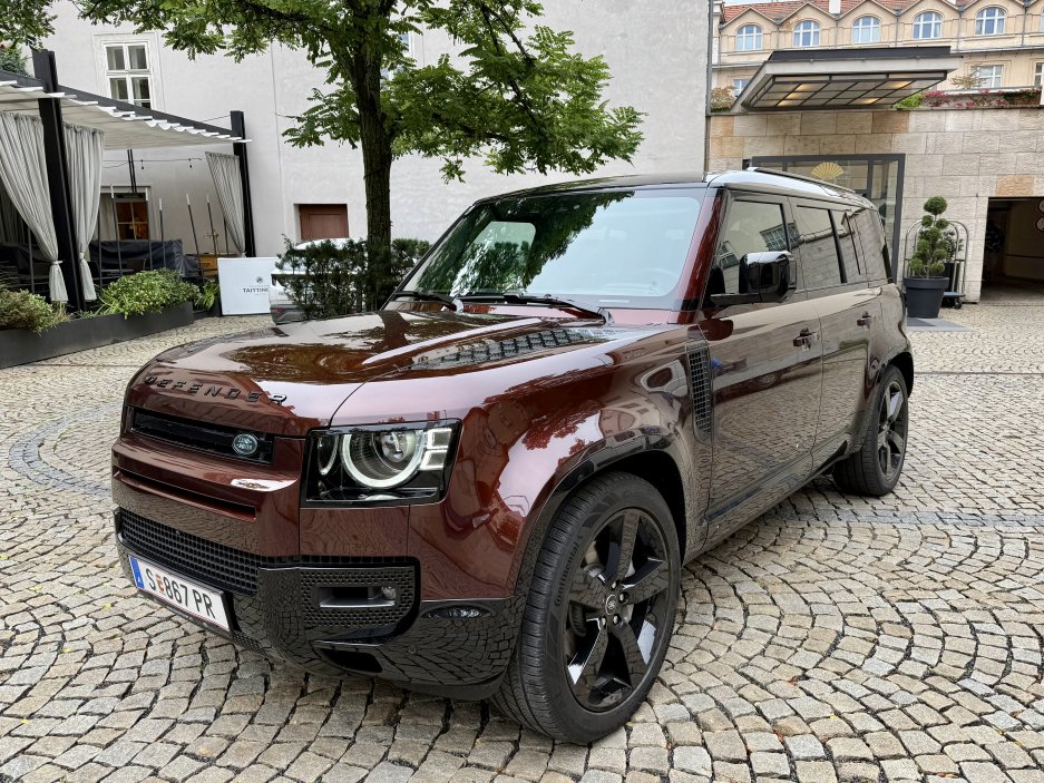 Land Rover Defender 110 D300 v limitované Sedona Edition – majestátní vzhled a typická robustní maska.