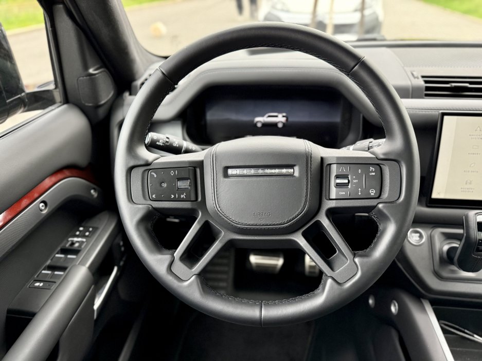 Řidičův pohled na volant a přístrojový štít – minimalistický, ale funkční design s plně digitálním displejem.