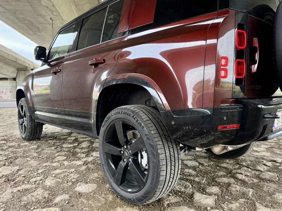 Defender 110 D300 z profilu zezadu – masivní kola a hranatá silueta podtrhují off-road charakter.